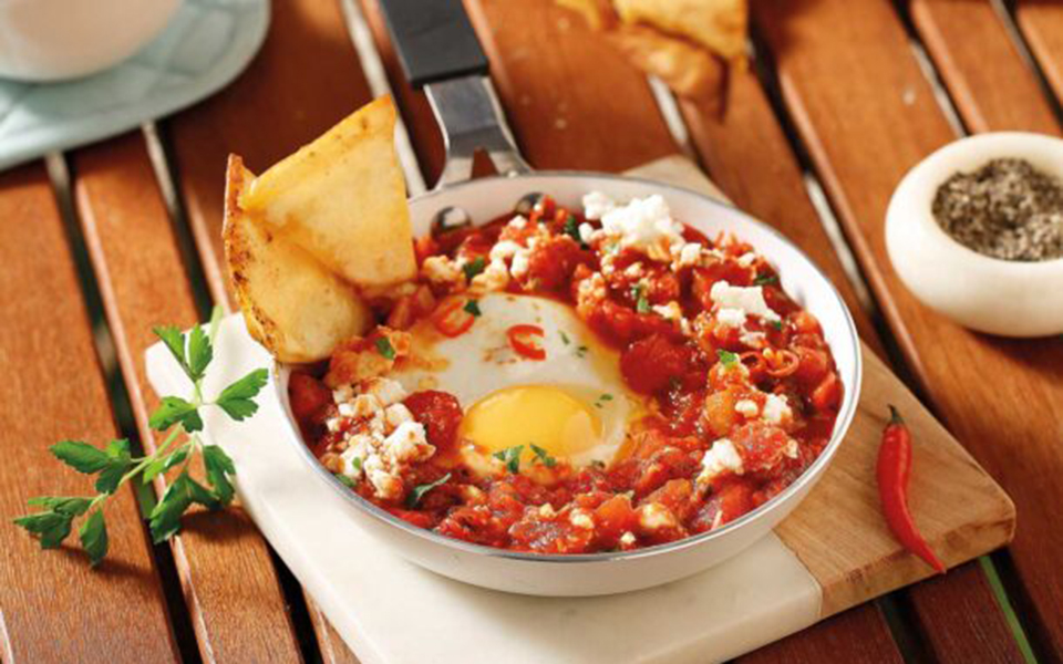 shakshuka-ανατολίτικα-αυγά-με-ντομάτα-και-μπα-562378219