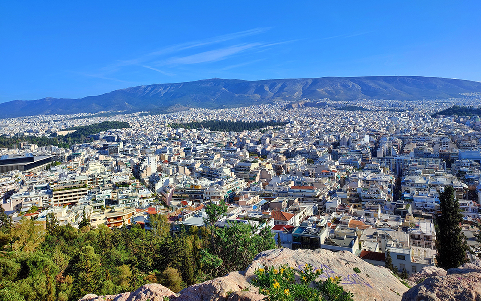 τι-σημαίνει-το-πάγωμα-των-επιτοκίων-562358359