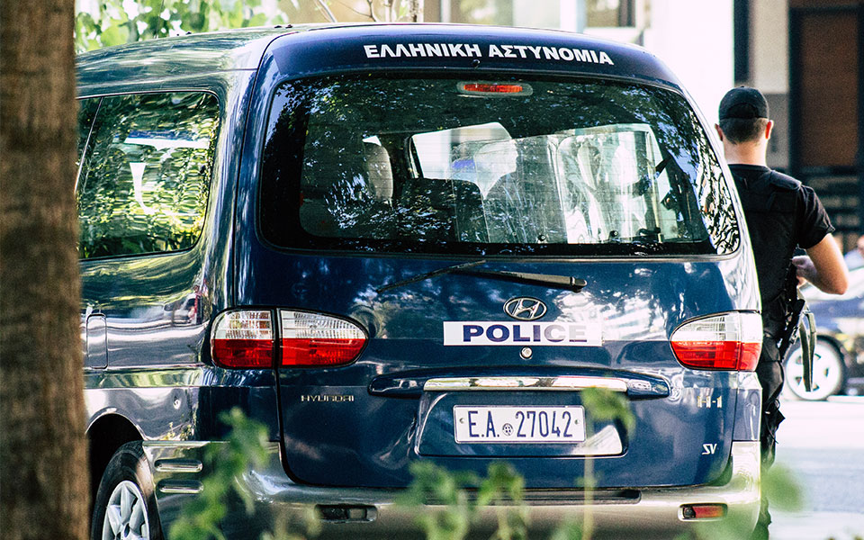 χειροπέδες-σε-μέλη-συμμορίας-που-άνο-562391149