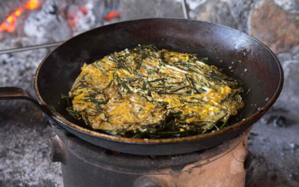 άγρια-σπαράγγια-με-αυγά-562352500