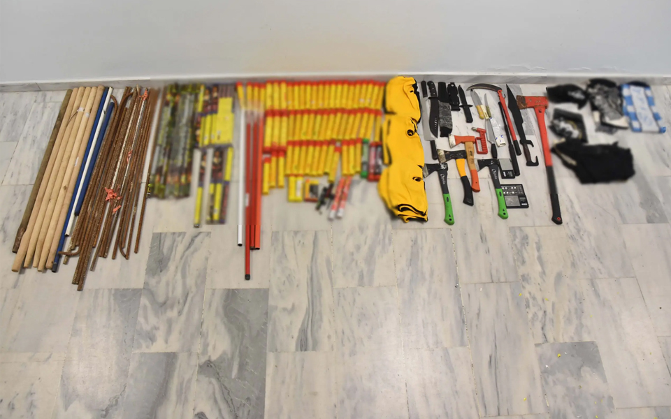 θεσσαλονίκη-σπαθί-δρεπάνι-και-μαχαίρ-562374313