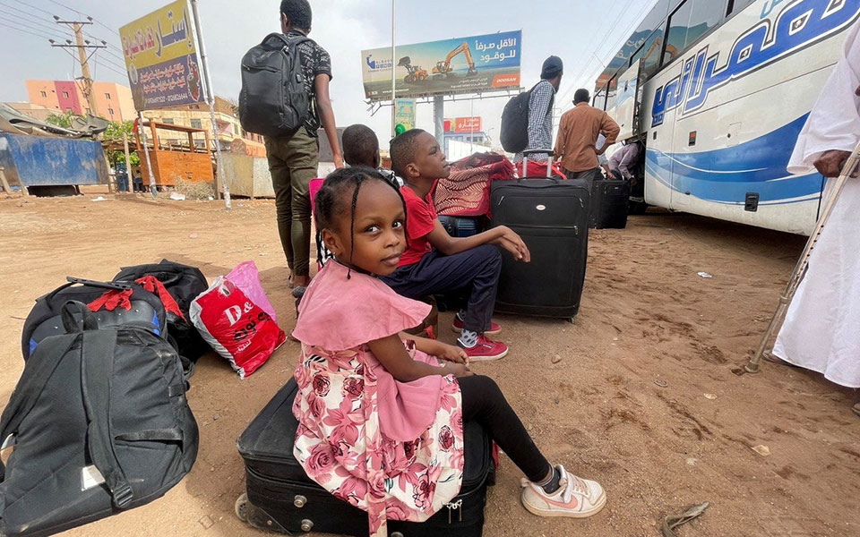 Εφιαλτικές ώρες στο Σουδάν: «Είδαμε τον θάνατο» – Κραυγή αγωνίας από Έλληνες εγκλωβισμένους-1