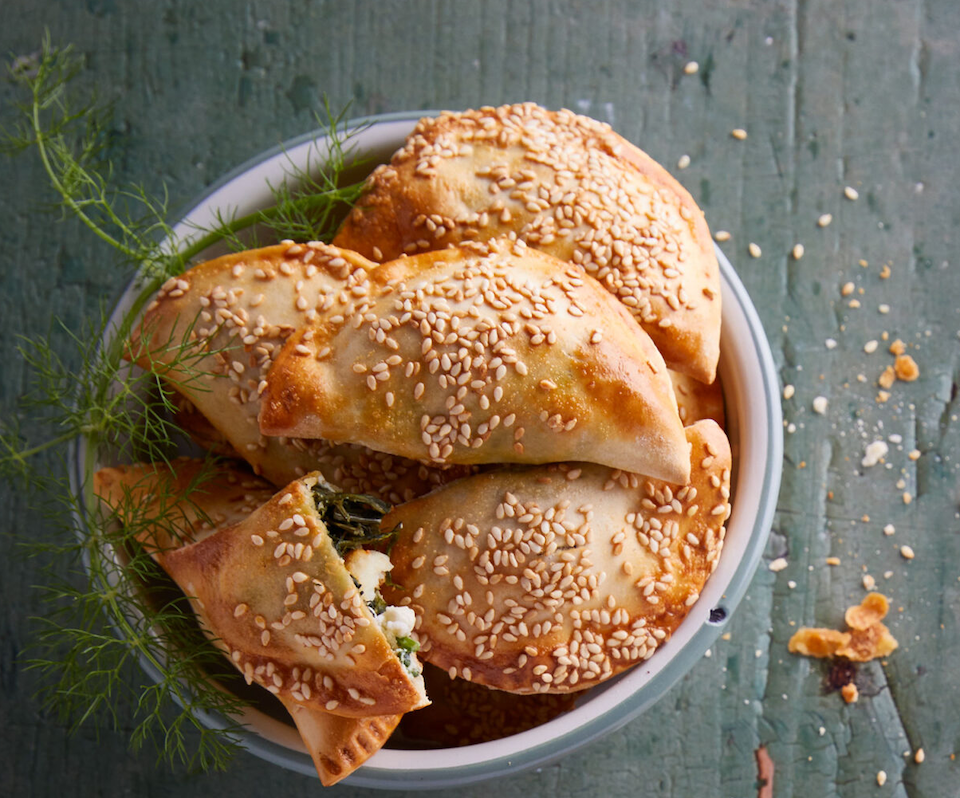 χορτοκαλίτσουνα-με-τυρομάλαμα-562380529