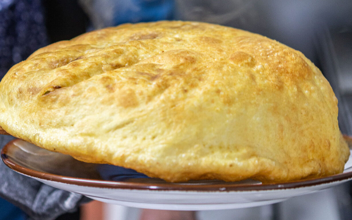 τηγανόψωμο-με-φέτα-562384777