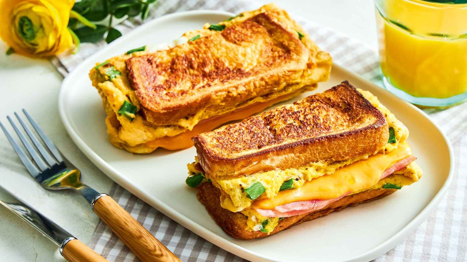 το-απόλυτο-τοστ-με-ομελέτα-562376077