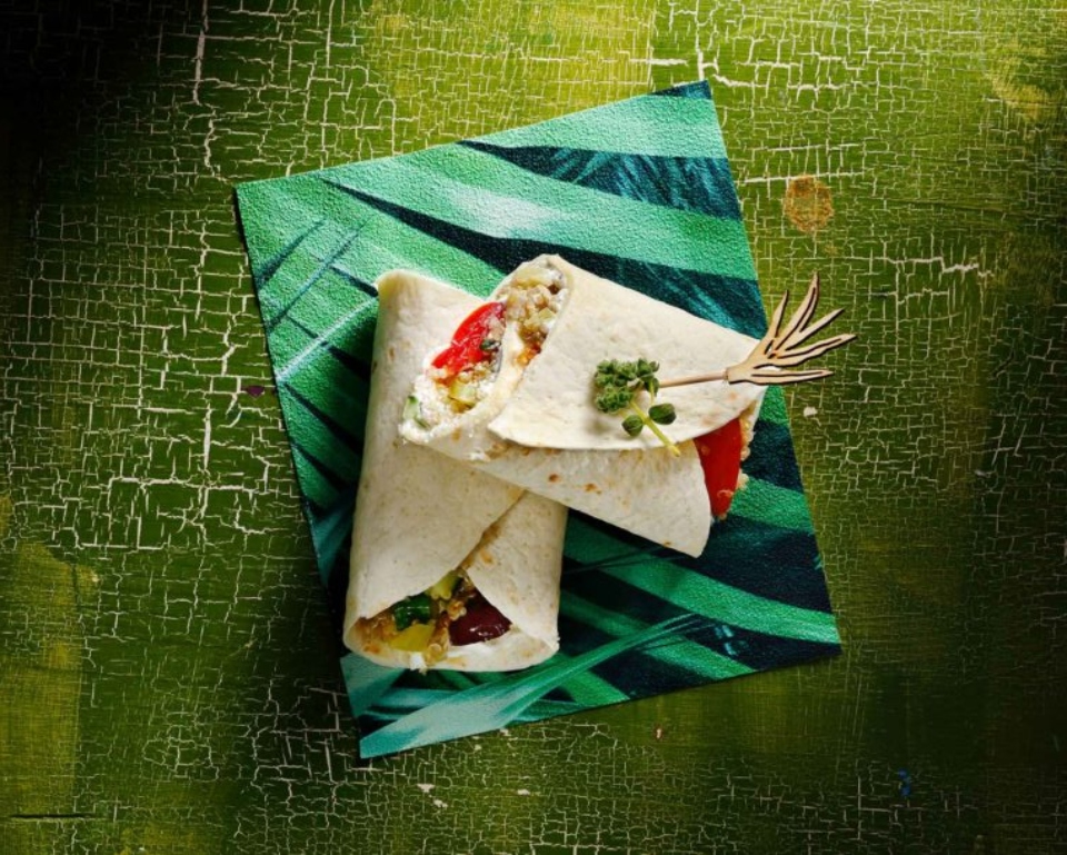 σπιτικές-τορτίγιες-με-σαλάτα-κινόα-κα-562381756