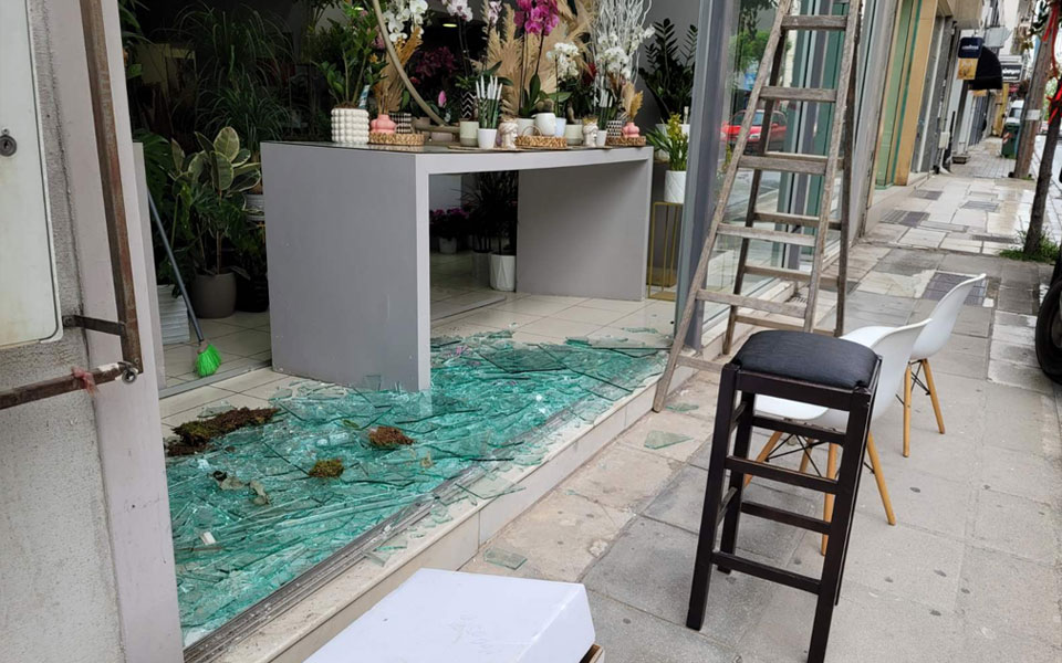 λάρισα-αυτοκίνητο-έπεσε-πάνω-σε-βιτρί-562389724