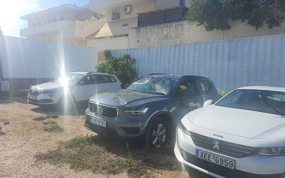 Ρόδος:  Επεισόδια στην έδρα της Uber – Άγνωστοι βανδάλισαν αυτοκίνητα-3