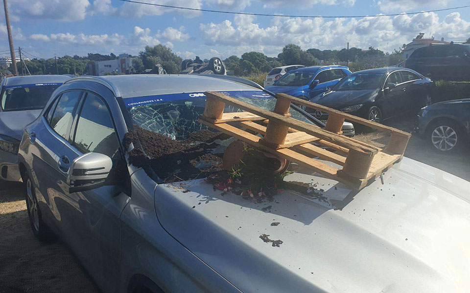 Ρόδος:  Επεισόδια στην έδρα της Uber – Άγνωστοι βανδάλισαν αυτοκίνητα-2