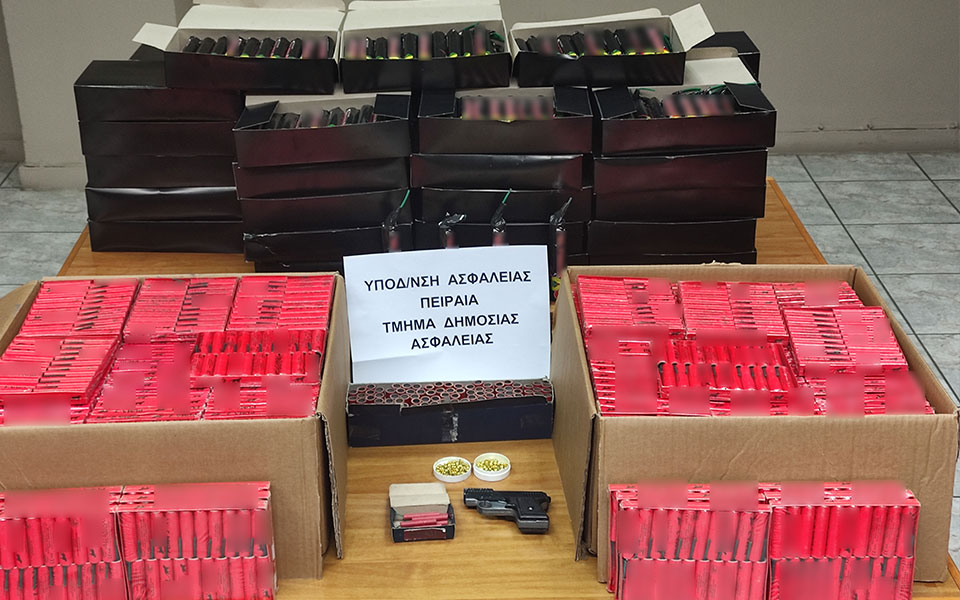 Πειραιάς: Χειροπέδες σε τέσσερα άτομα που εμπορεύονταν βεγγαλικά και κροτίδες-1