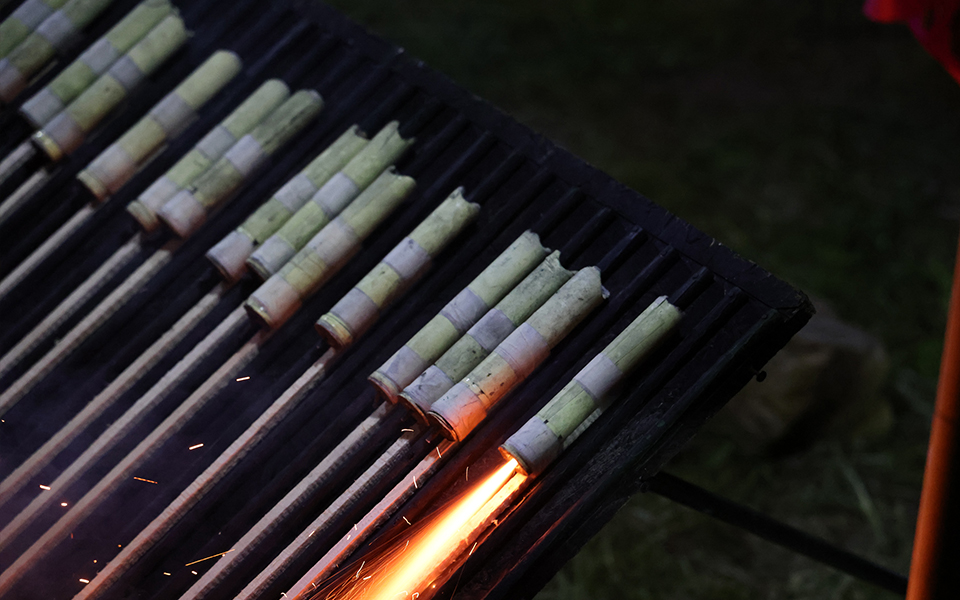 σοβαροί-τραυματισμοί-από-βεγγαλικά-562375513