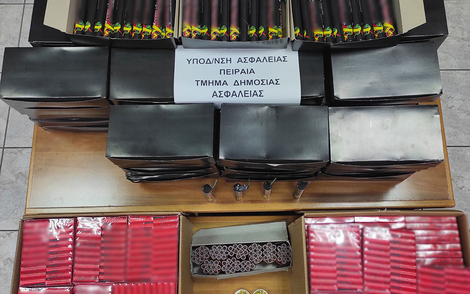 πειραιάς-χειροπέδες-σε-τέσσερα-άτομα-562358878