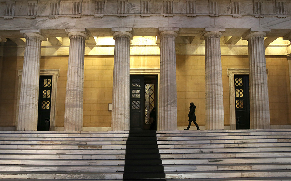 live-η-συζήτηση-στη-βουλή-της-τροπολογίας-562366276