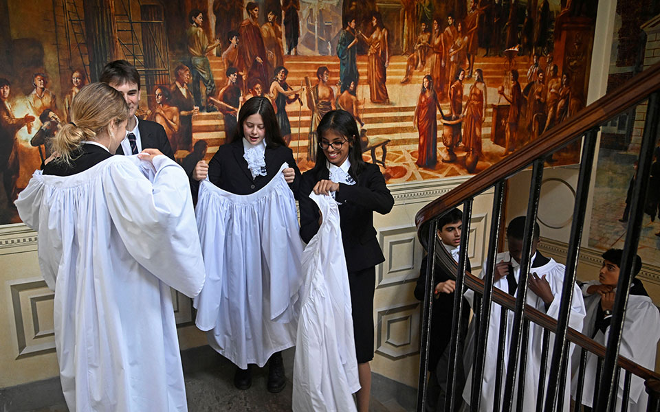 Στέψη Καρόλου: «Ζήτω ο βασιλιάς» θα φωνάξουν οι μαθητές λυκείου δίπλα από το Ουέστμινστερ-1