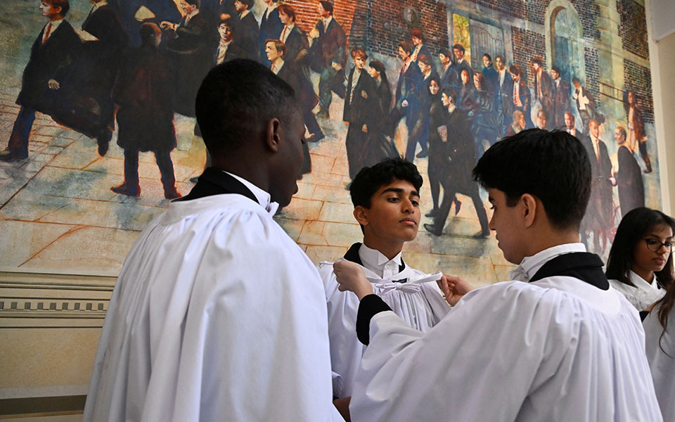 Στέψη Καρόλου: «Ζήτω ο βασιλιάς» θα φωνάξουν οι μαθητές λυκείου δίπλα από το Ουέστμινστερ-2