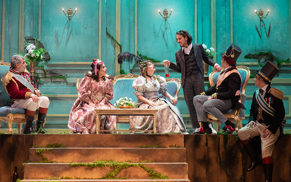 ο-επιθεωρητής-στο-βασιλικό-θέατρο-562399975