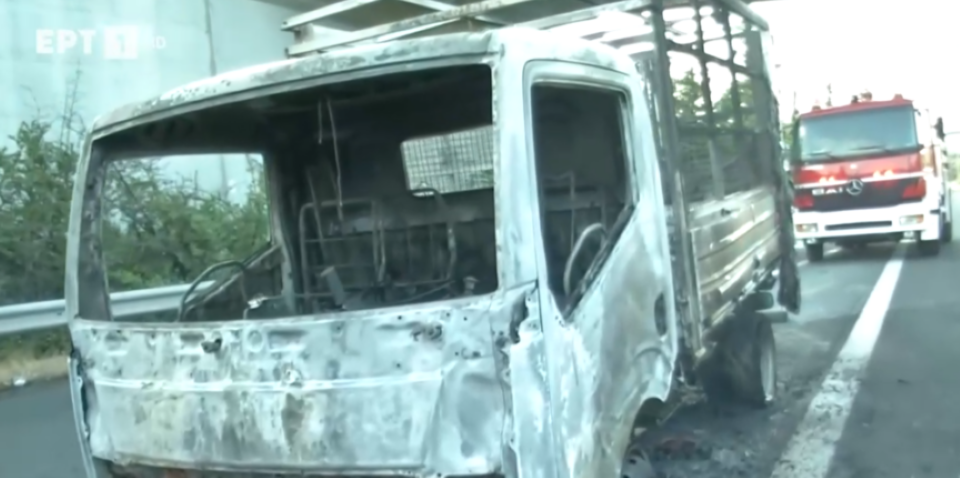 φωτιά-σε-εν-κινήσει-όχημα-στη-λεωφόρο-κ-562437412