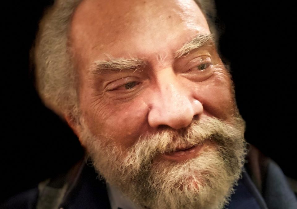 ο-κύριος-καθηγητής-και-η-μικρή-ρομά-562438051