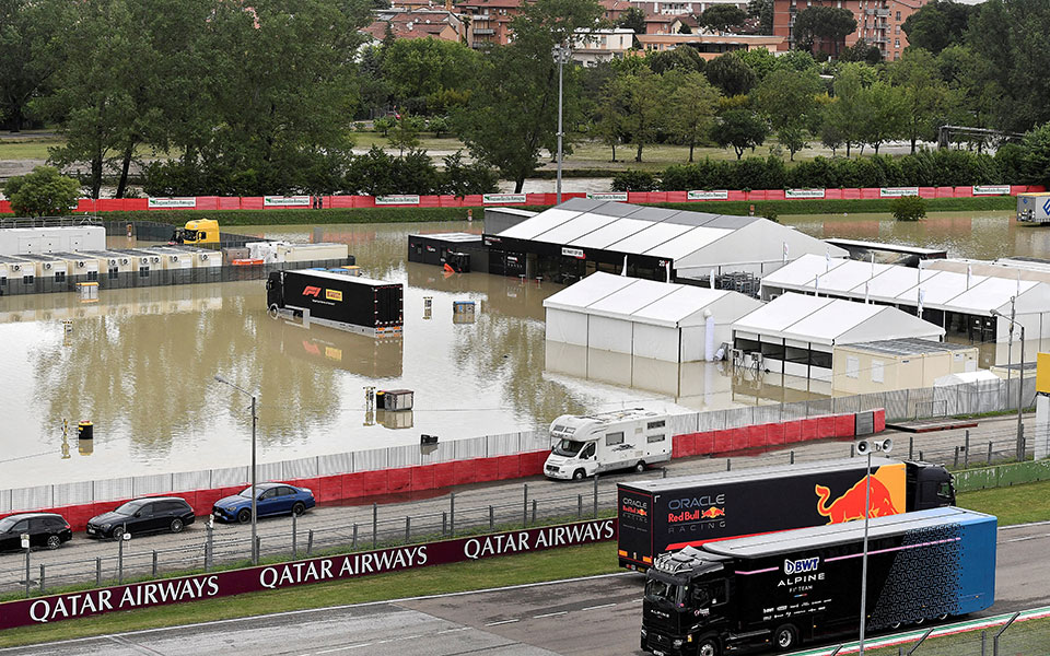 Ιταλία: Δεκατρείς νεκροί και 13.000 εκτοπισμένοι από τις καταστροφικές πλημμύρες-1