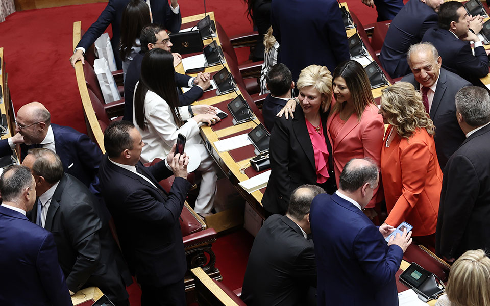 Ολοκληρώθηκε η ορκωμοσία της νέας Βουλής-5