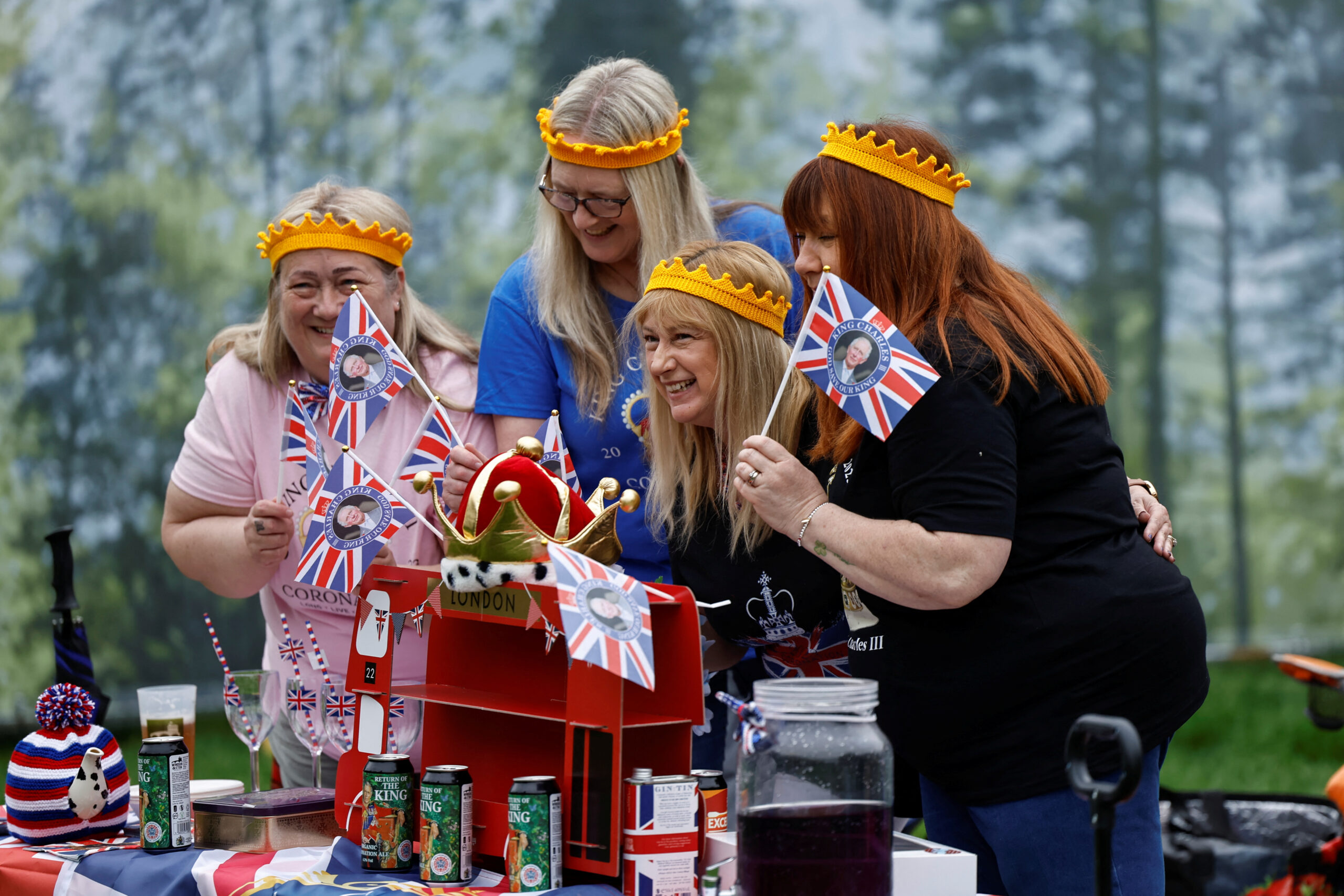 στέψη-καρόλου-χιλιάδες-πάρτι-και-εκδη-562407706