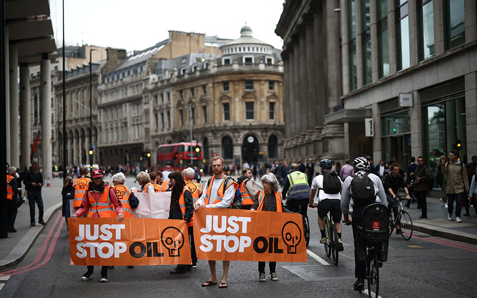βρετανία-ακτιβιστές-προκάλεσαν-κυκλ-562448230