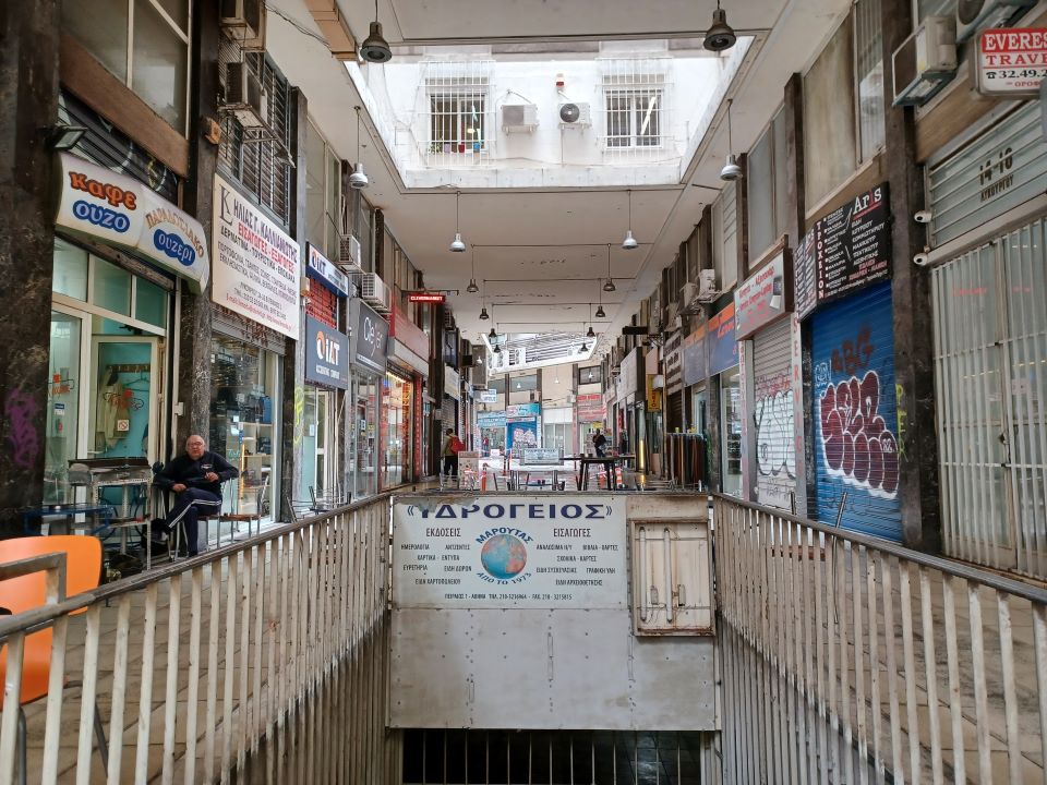 Στα στενά της Ομόνοιας στέκουν οι «μάρτυρες» μια άλλης εποχής-8