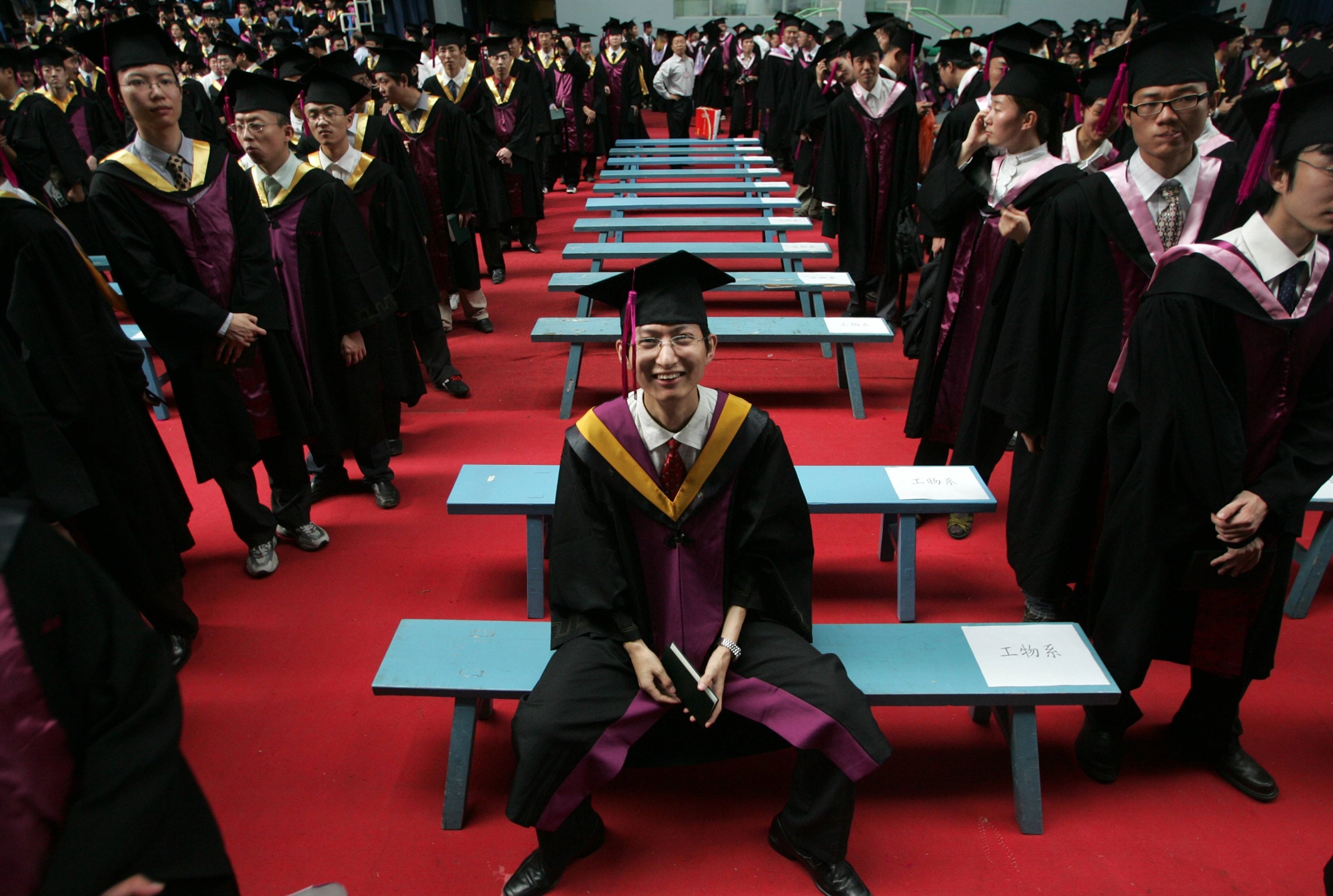 στρατιές-ανέργων-νέων-πτυχιούχων-στη-562448815