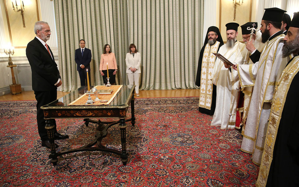 Υπηρεσιακός πρωθυπουργός ορκίστηκε ο Ιωάννης Σαρμάς – Παρέλαβε τον μπλε φάκελο από τον Κυρ. Μητσοτάκη-5