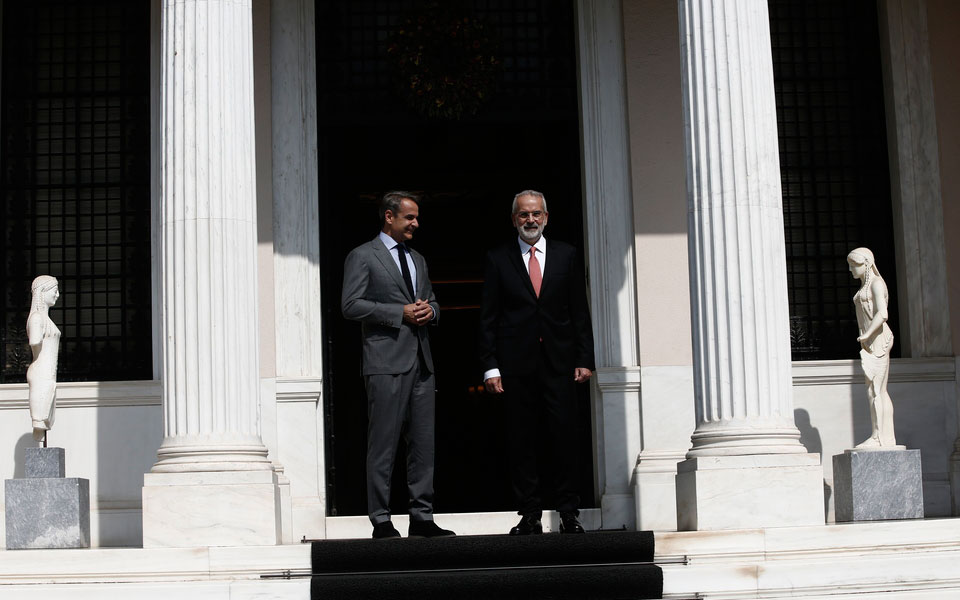 Υπηρεσιακός πρωθυπουργός ορκίστηκε ο Ιωάννης Σαρμάς – Παρέλαβε τον μπλε φάκελο από τον Κυρ. Μητσοτάκη-3