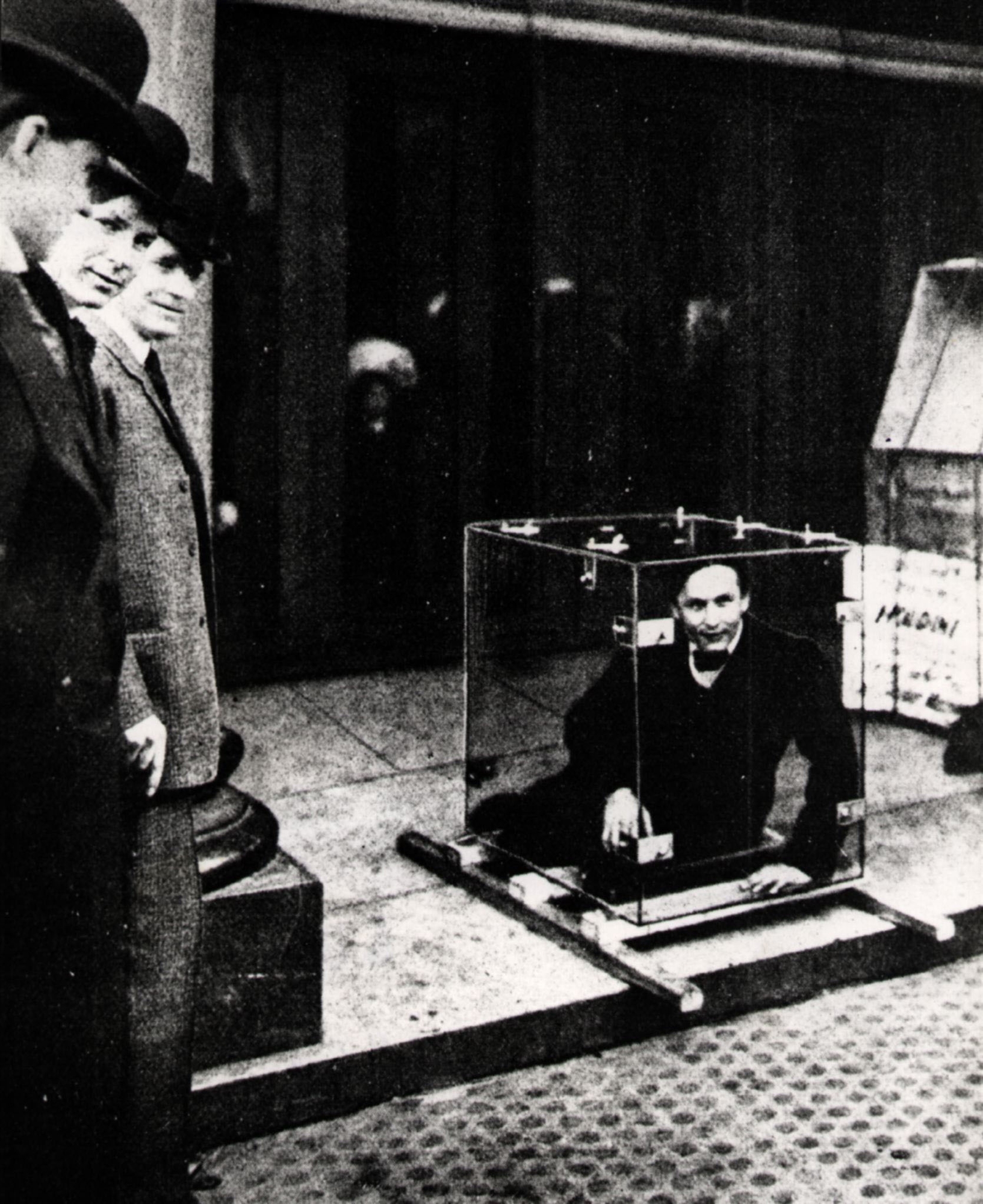 Χάρι Χουντίνι: Ο «βασιλιάς των χειροπεδών»-11