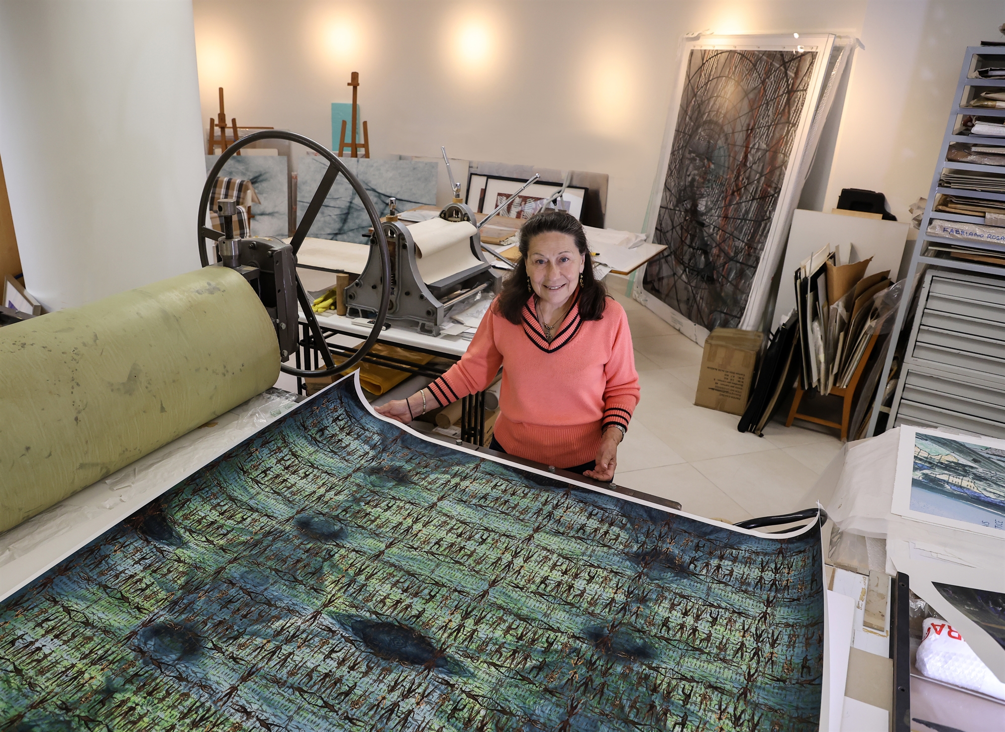 η-βραβευμένη-βίκυ-τσαλαματά-στην-κ-562421968