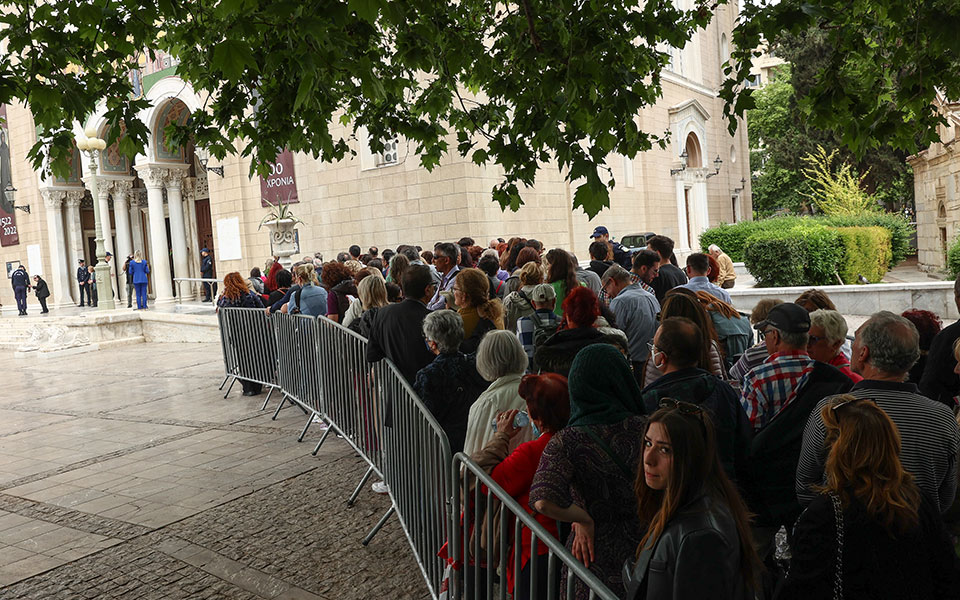 ουρές-στη-μητρόπολη-για-την-εικόνα-αξ-562403254