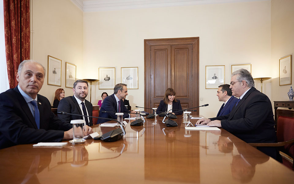 θεωρείο-η-ατάκα-της-σύσκεψης-562439716