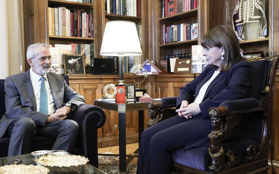 ο-γιάννης-σαρμάς-ανέλαβε-υπηρεσιακός-562437907