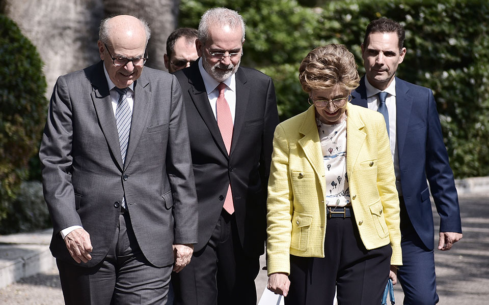 Υπηρεσιακός πρωθυπουργός ορκίστηκε ο Ιωάννης Σαρμάς – Παρέλαβε τον μπλε φάκελο από τον Κυρ. Μητσοτάκη-8