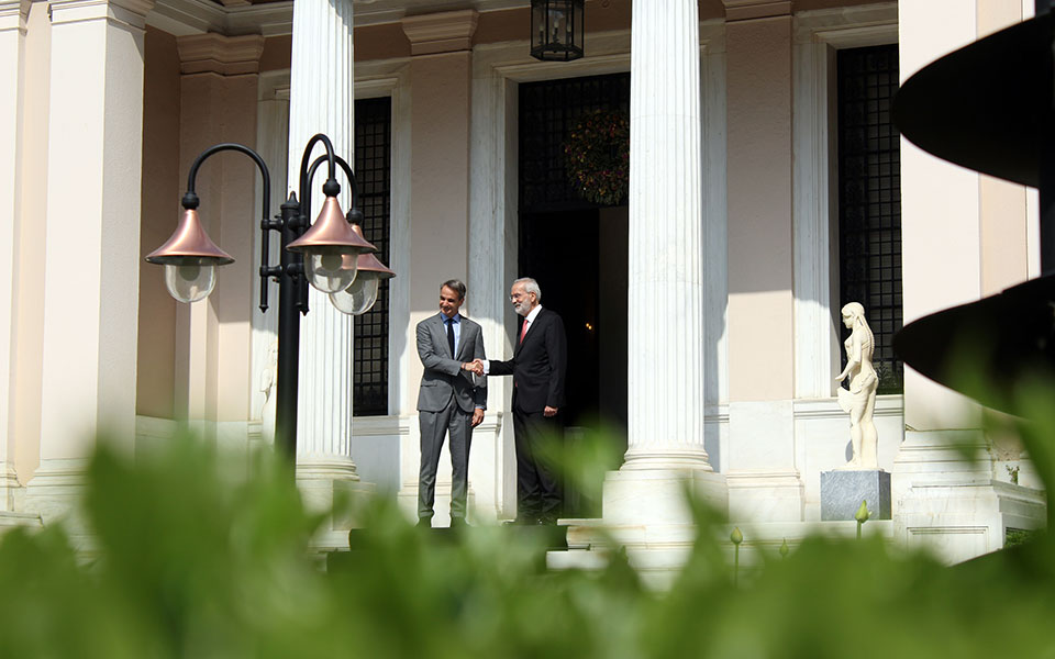 Υπηρεσιακός πρωθυπουργός ορκίστηκε ο Ιωάννης Σαρμάς – Παρέλαβε τον μπλε φάκελο από τον Κυρ. Μητσοτάκη-2