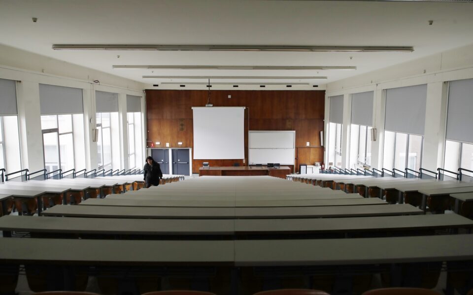 σκιές-στη-μεθόριο-των-αει-562449073