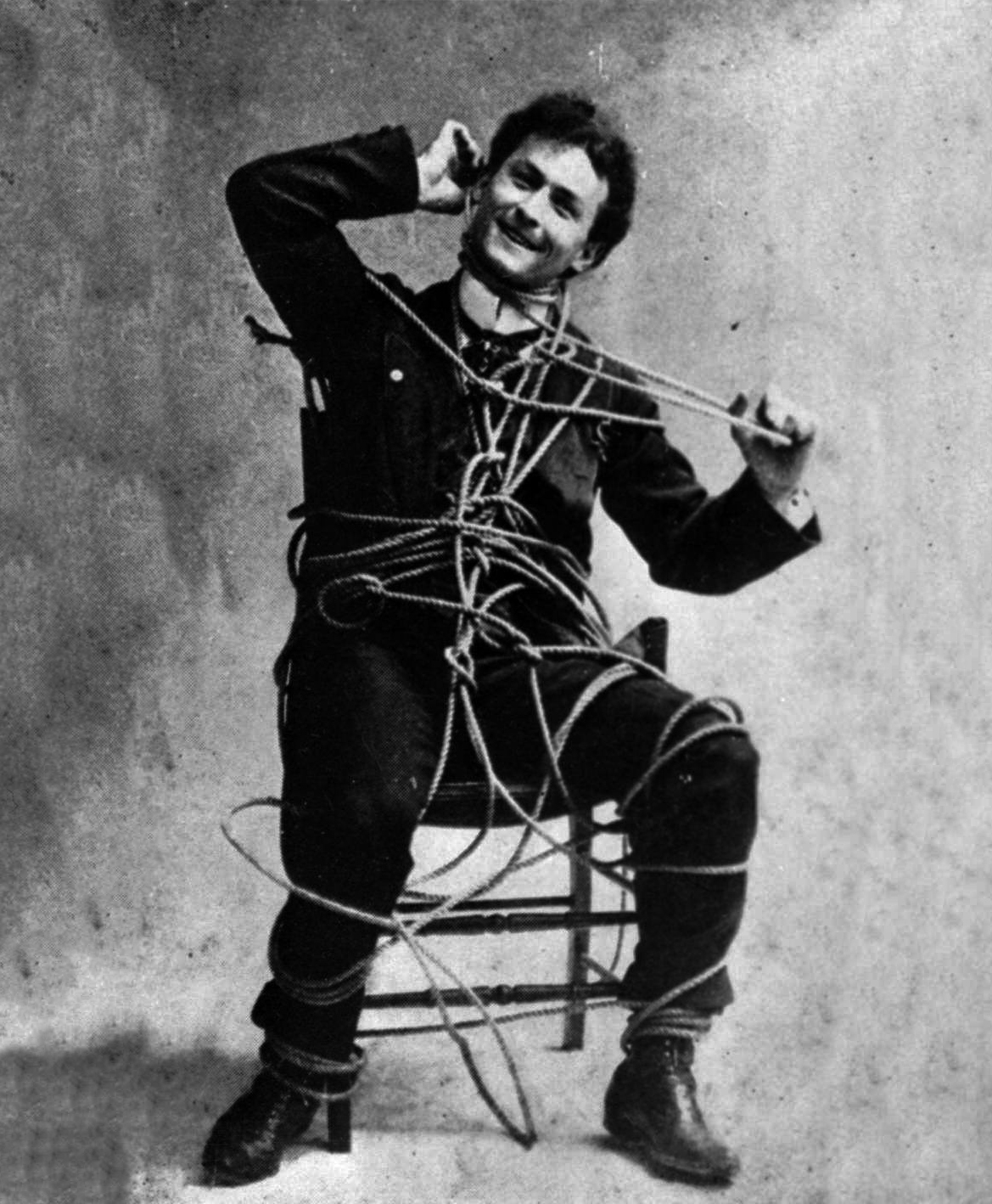 Χάρι Χουντίνι: Ο «βασιλιάς των χειροπεδών»-12