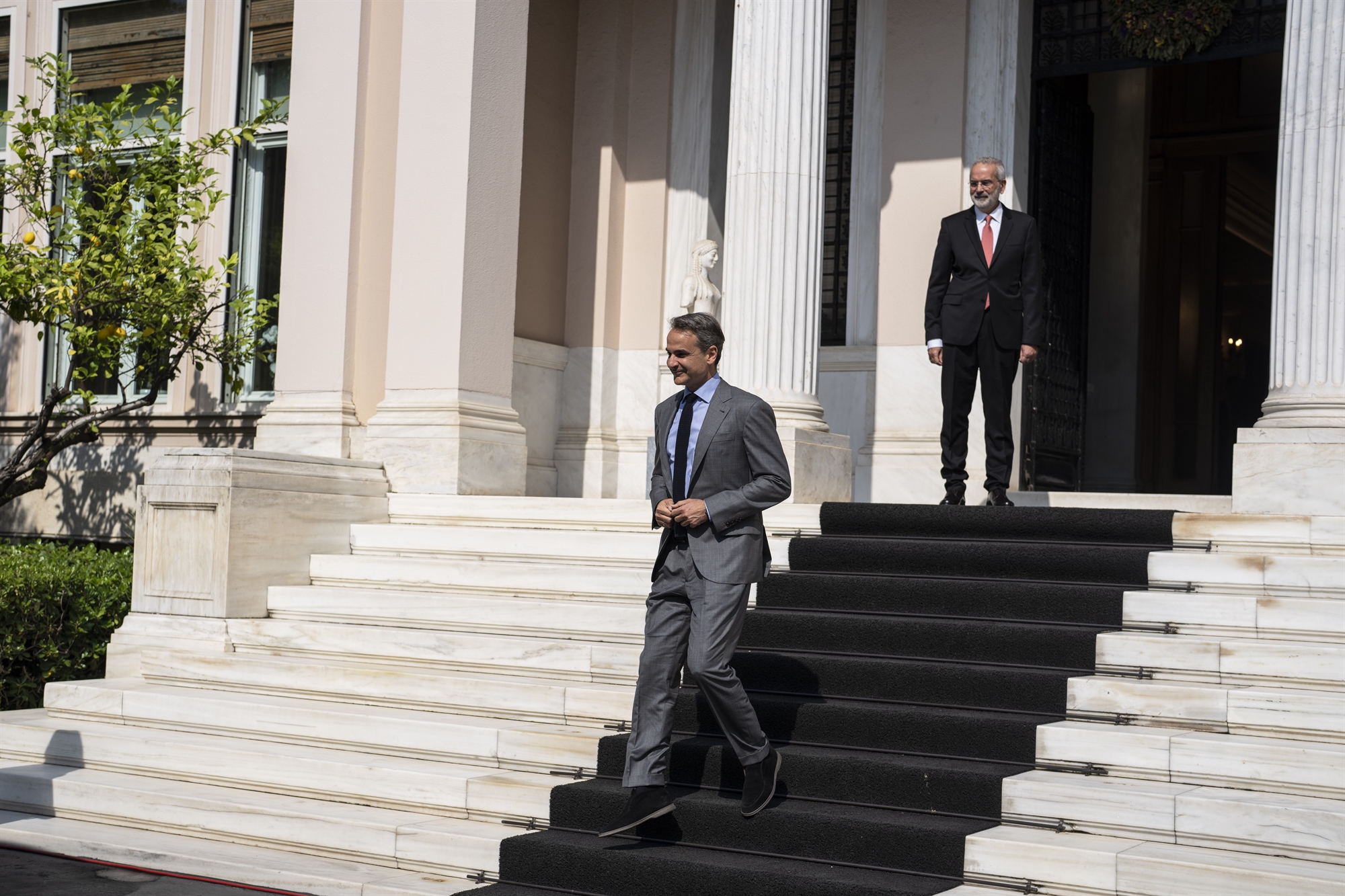 ορκίζεται-στις-12-το-μεσημέρι-η-υπηρεσια-562440526