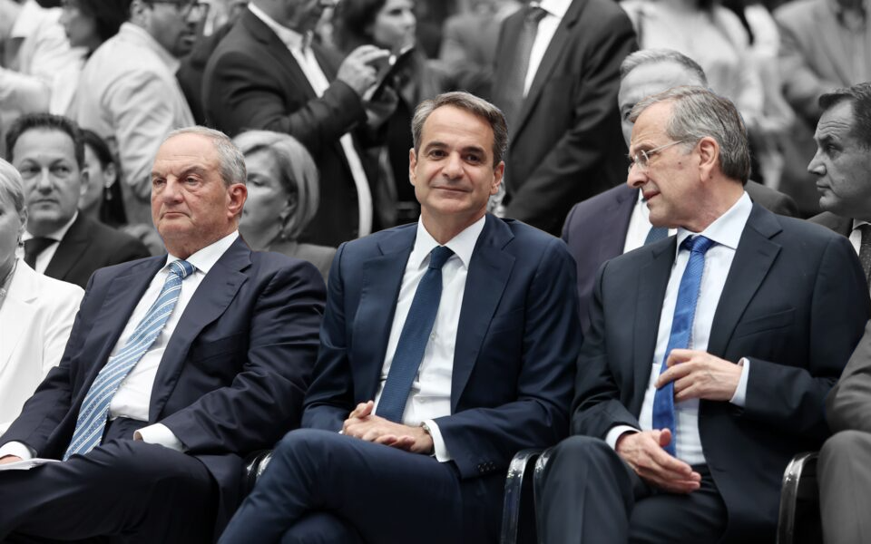 δεξιά-κατάλοιπα-562417222