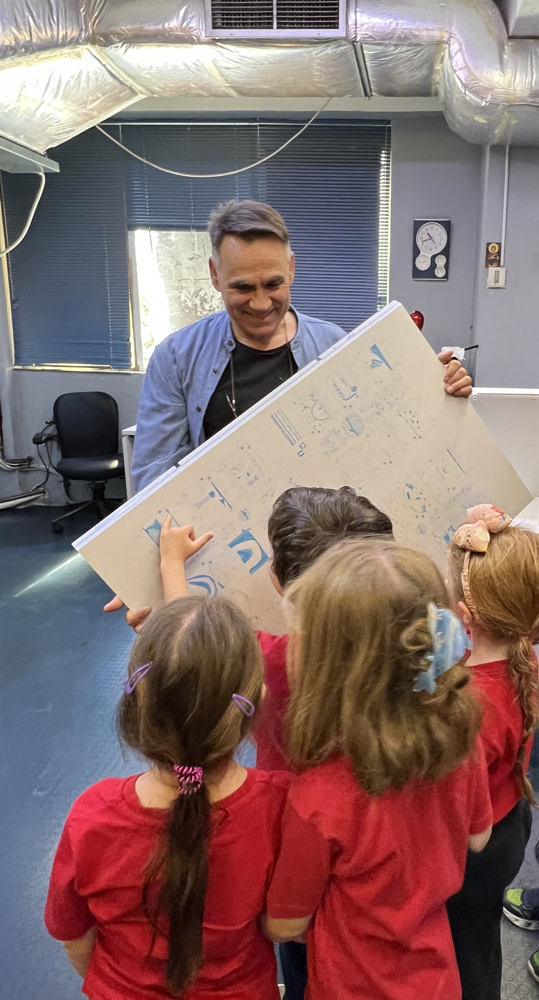 Oταν οι λιλιπούτειοι επισκέπτες πέρασαν το κατώφλι του πιεστηρίου της «Κ»-2