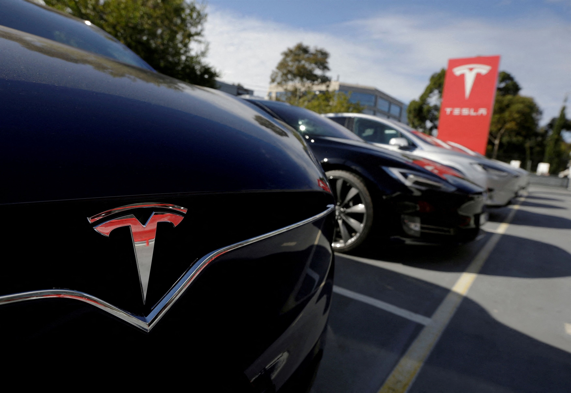 η-tesla-για-πρώτη-φορά-θα-αρχίσει-να-διαφημί-562426189