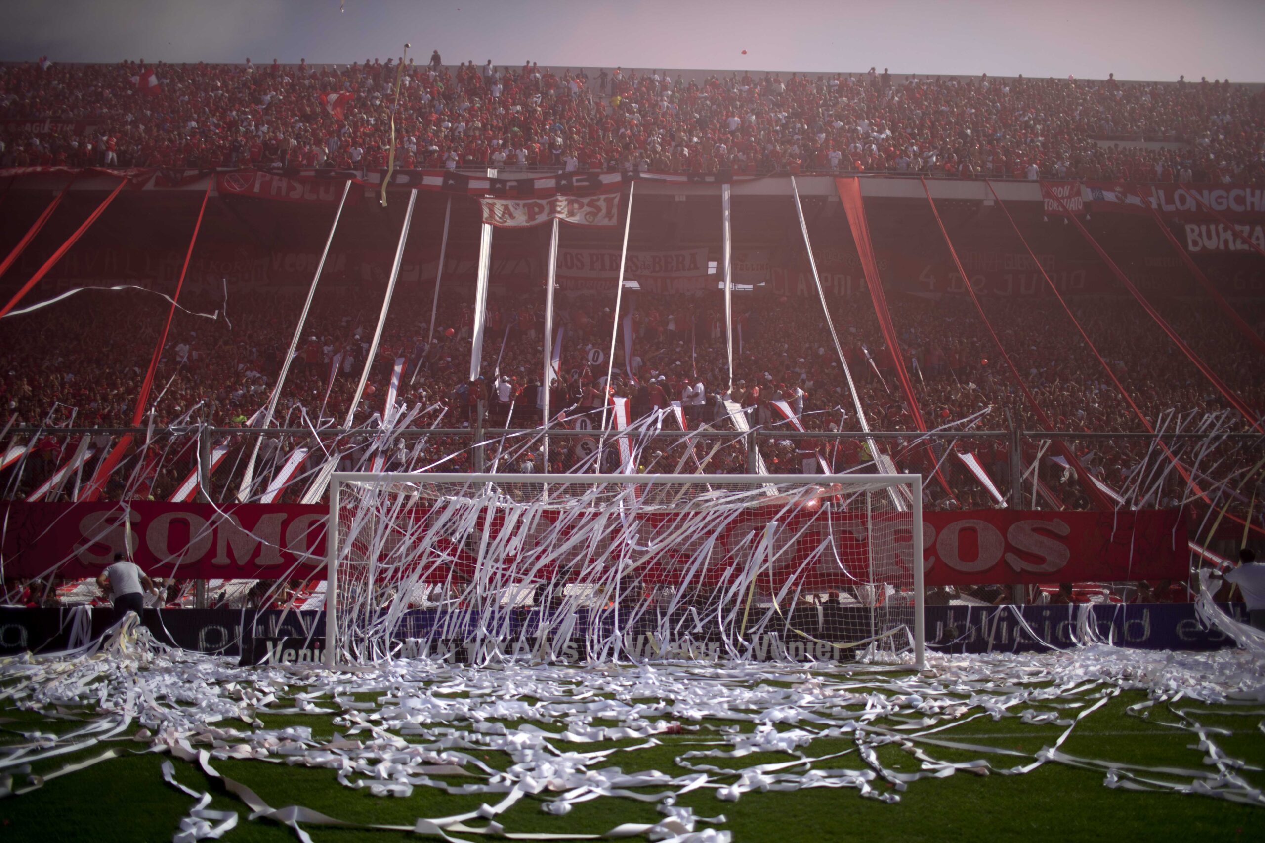 μια-γειτονιά-δύο-κόσμοι-562421356