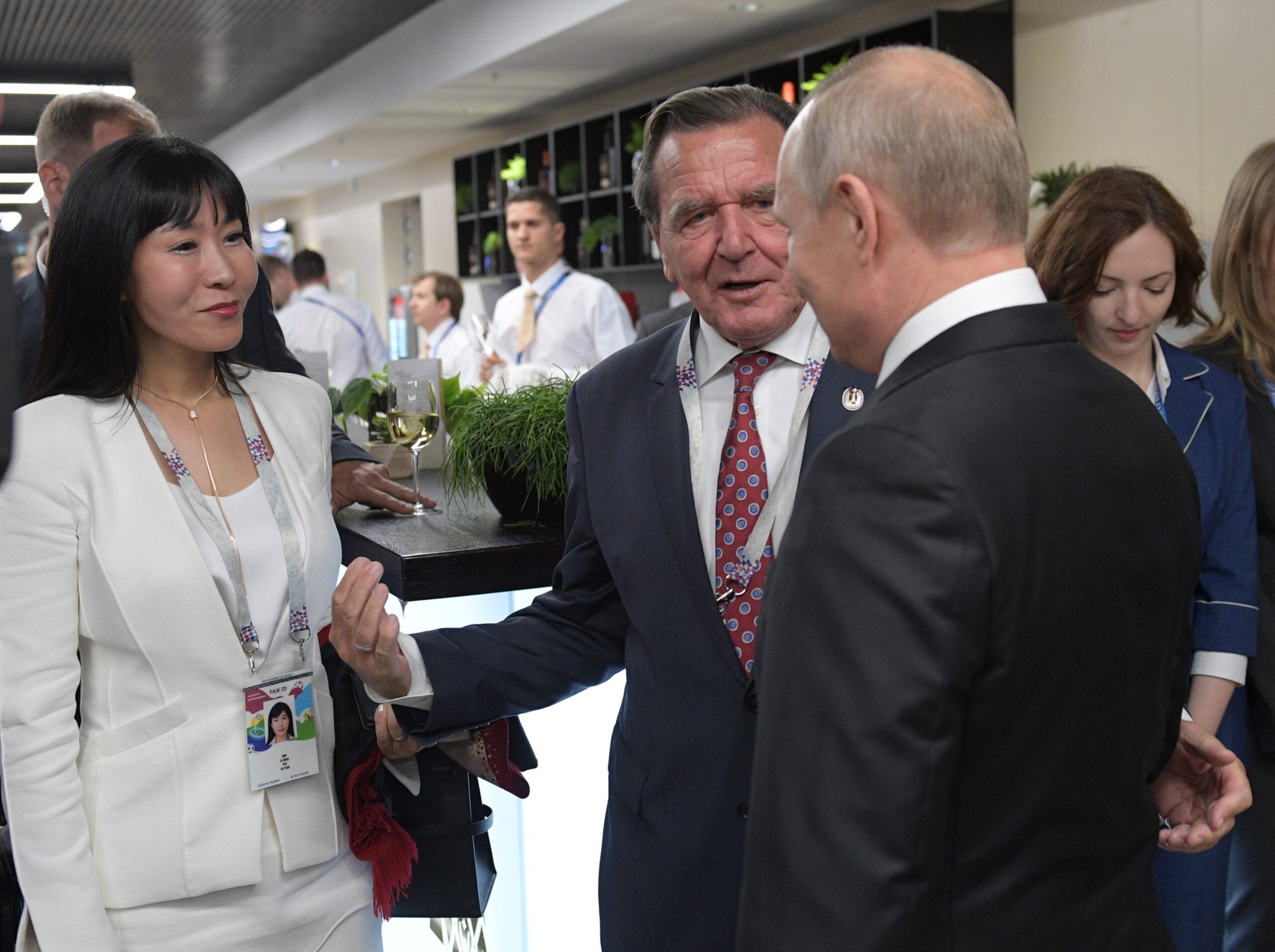 γερμανία-η-σο-γιον-σρέντερ-σύζυγος-του-562423252