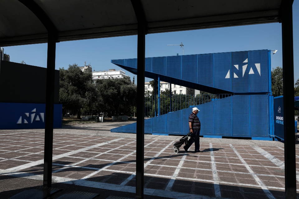 Από το «Καραμανλής ή Τανκς» στο «Αυτοί είστε»: Το πολιτικό σύνθημα στη Μεταπολίτευση-4