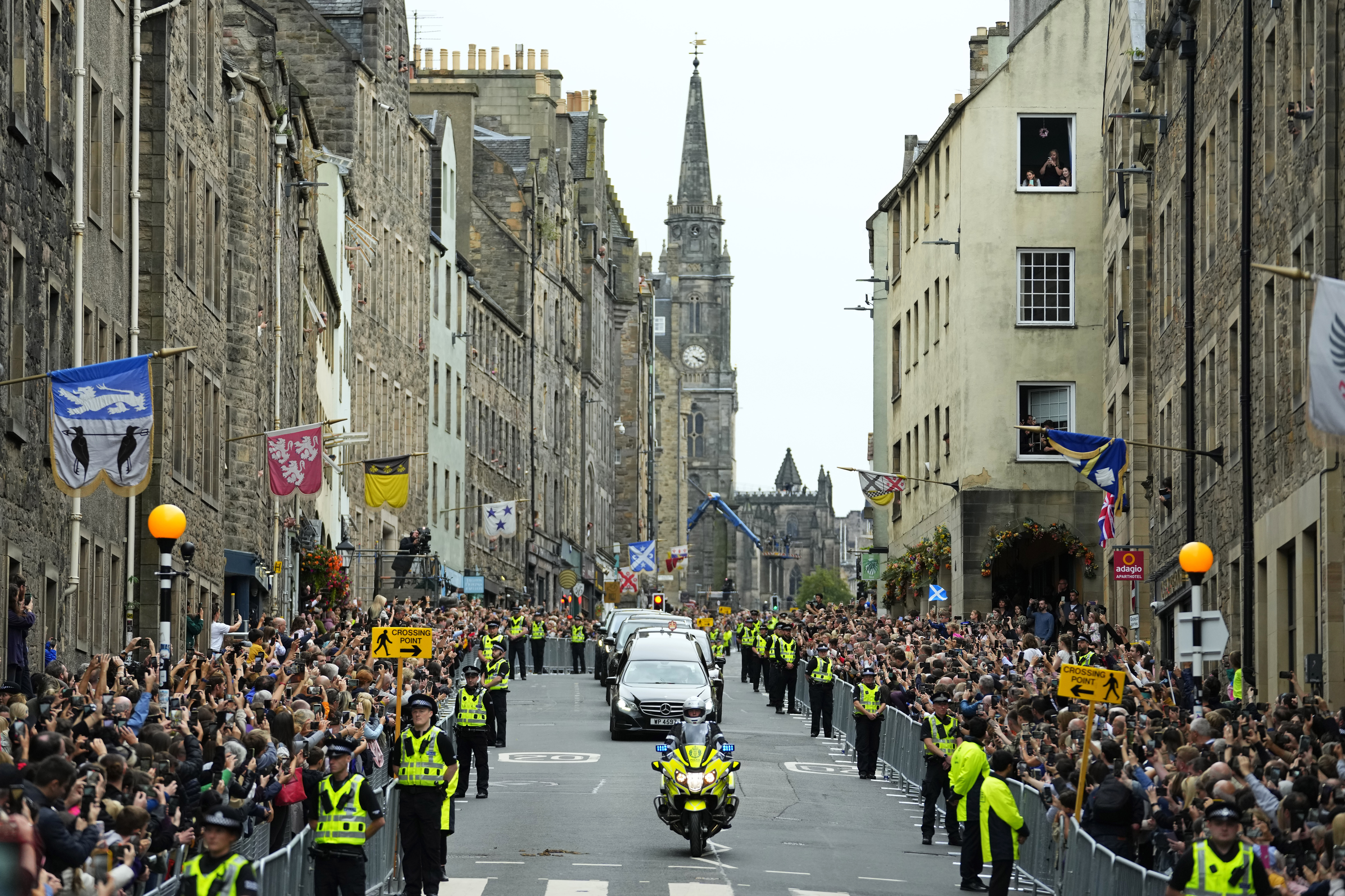 Στέψη Καρόλου – Κηδεία Ελισάβετ: Στα άδυτα της βρετανικής ψυχής-10