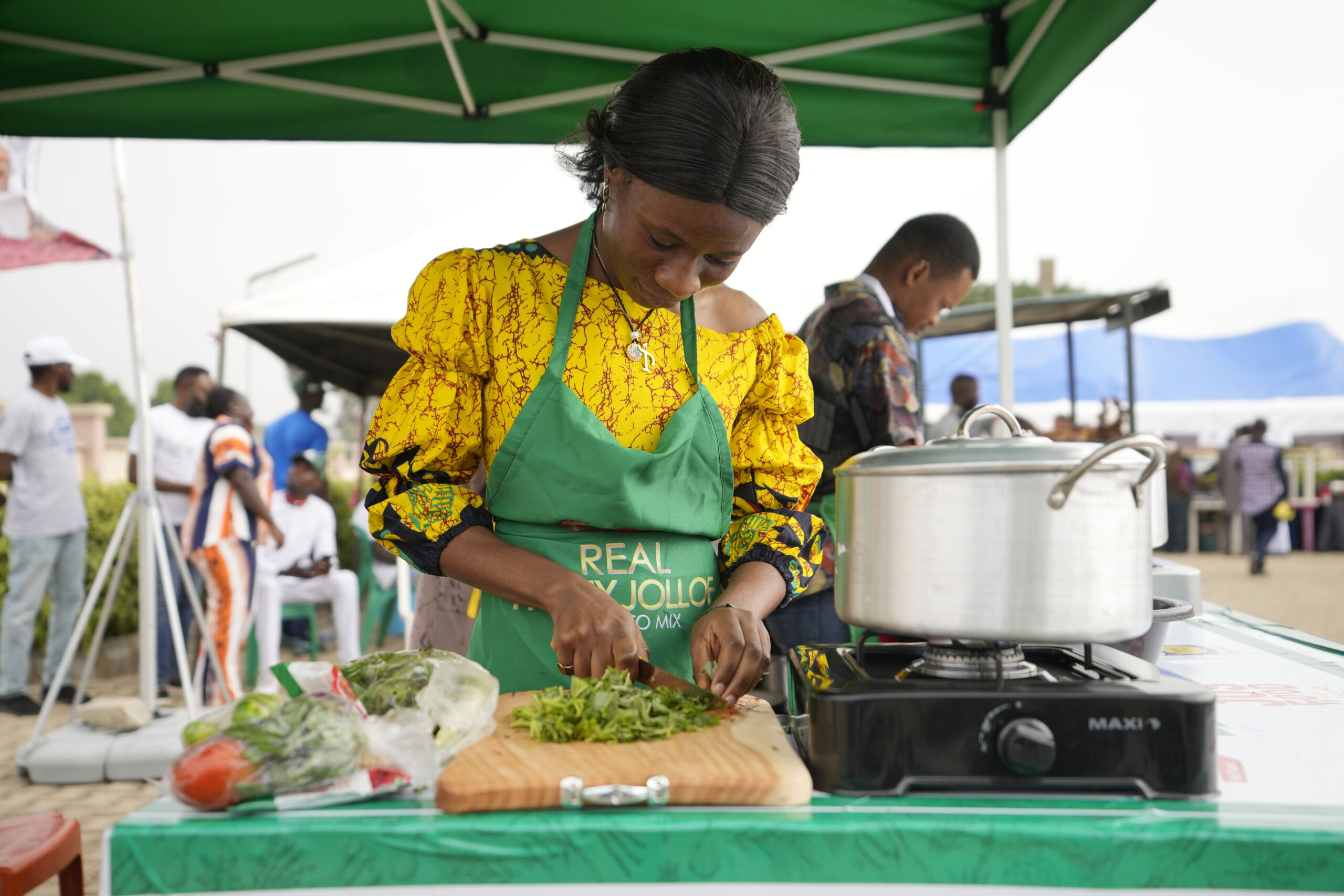 μια-νιγηριανή-σεφ-μαγειρεύει-για-σχέδ-562421416