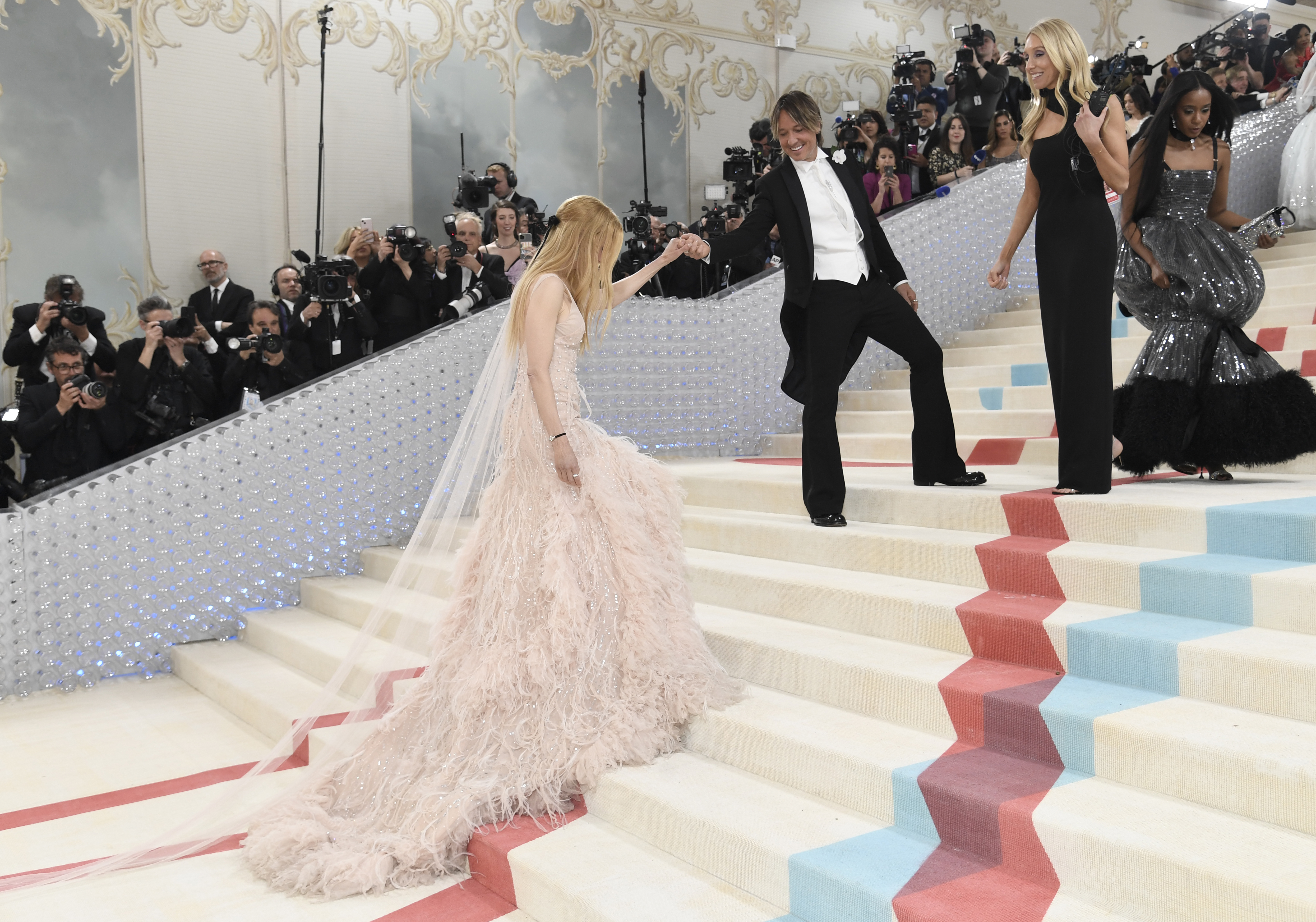 Πέρλες, κρύσταλλοι και… γατίσιες παραλλαγές: Η πληθωρική ιδιοφυΐα του Καρλ Λάγκερφελντ στο φετινό Met Gala-10