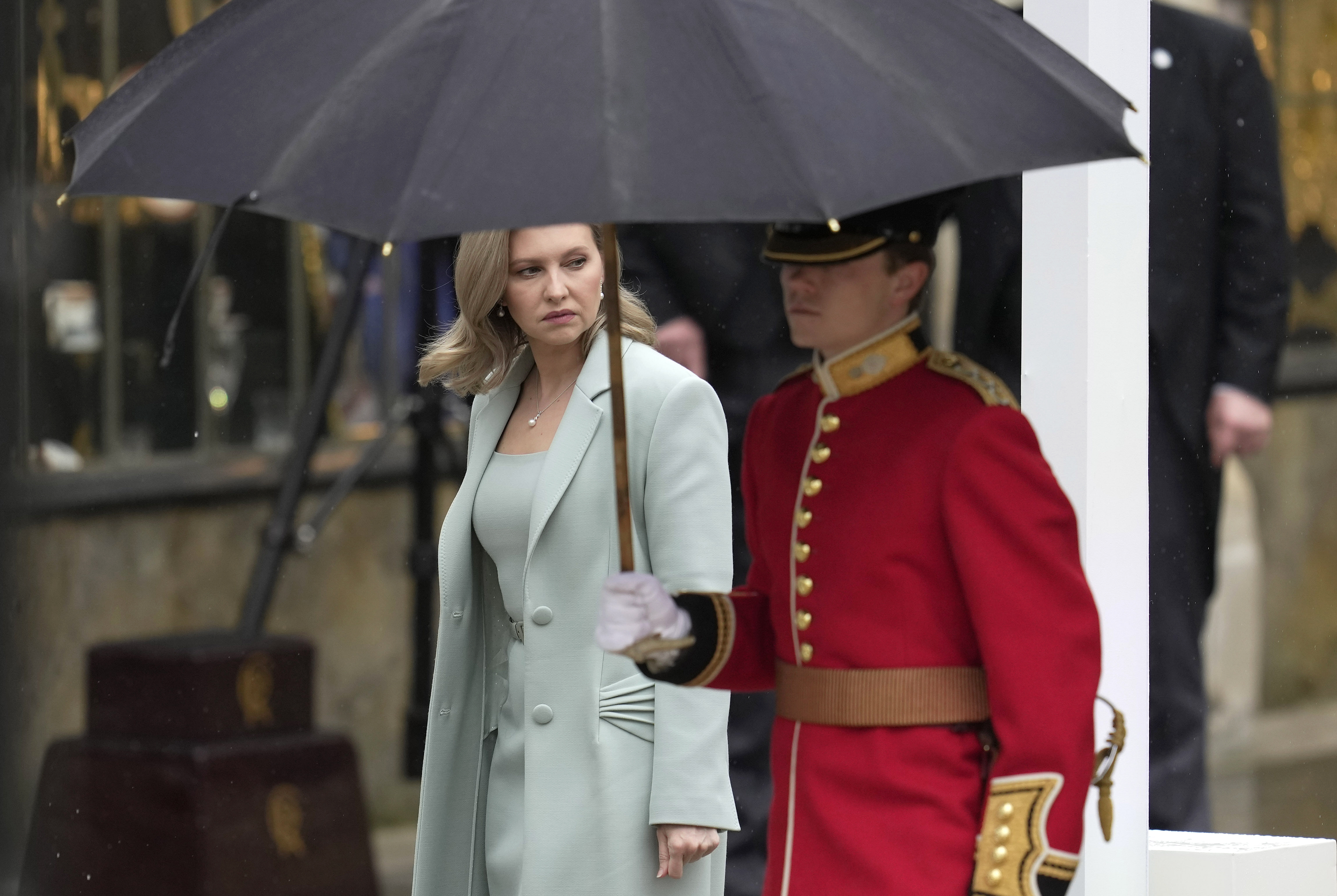 Στέψη Καρόλου: Οι συμβολισμοί πίσω από τις ενδυμασίες βασιλέων και διασημοτήτων-4